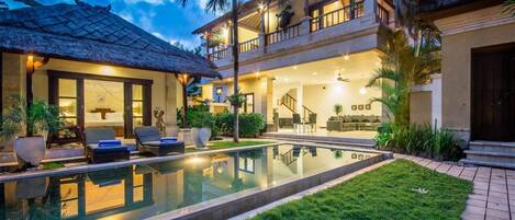 Overnatningsstedets facade – aften/nat