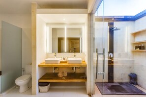 Villa, 2 habitaciones | Baño | Regadera, toallas, jabón, shampoo