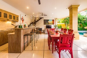 Huvila, 2 makuuhuonetta | Yksityinen keittonurkkaus | Täysikokoinen jääkaappi, mikroaaltouuni, liesi, leivänpaahdin