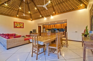 Villa, 5 Bedrooms | In-room dining