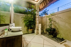 Villa, 3 habitaciones | Baño | Regadera, secadora de cabello, toallas, jabón 