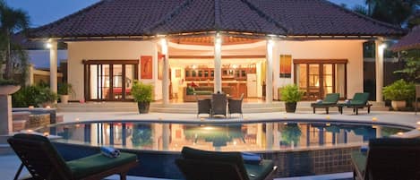 Fachada de la propiedad por la tarde o noche