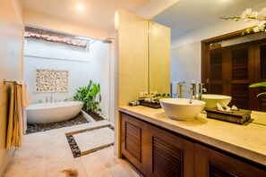 Villa, 3 chambres | Salle de bain | Séchoir à cheveux, serviettes fournies, savon, shampooing