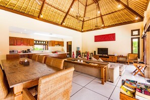 Villa, 4 chambres | Restauration dans la chambre