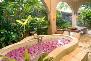 Villa, 5 Bedrooms | Deep soaking bathtub