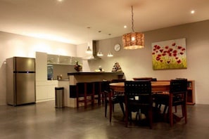 Refrigerador con freezer, microondas, placa de cocina