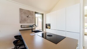 Een koelkast, een oven, een kookplaat, een vaatwasser