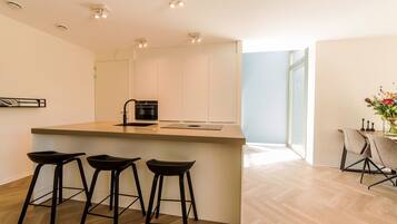 Réfrigérateur, four, plaque de cuisson, lave-vaisselle