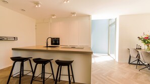 Fridge, oven, stovetop, dishwasher