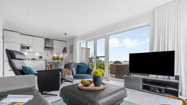 Tv, bordtennisbord, bøger, stereoanlæg