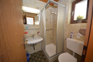 Standard Double Room | Bathroom | Towels