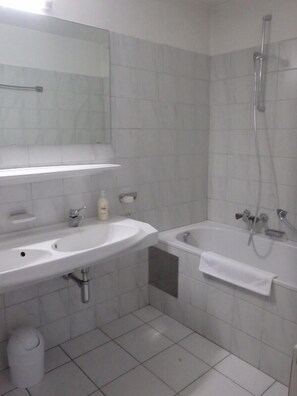 Habitación cuádruple estándar | Baño | Toallas