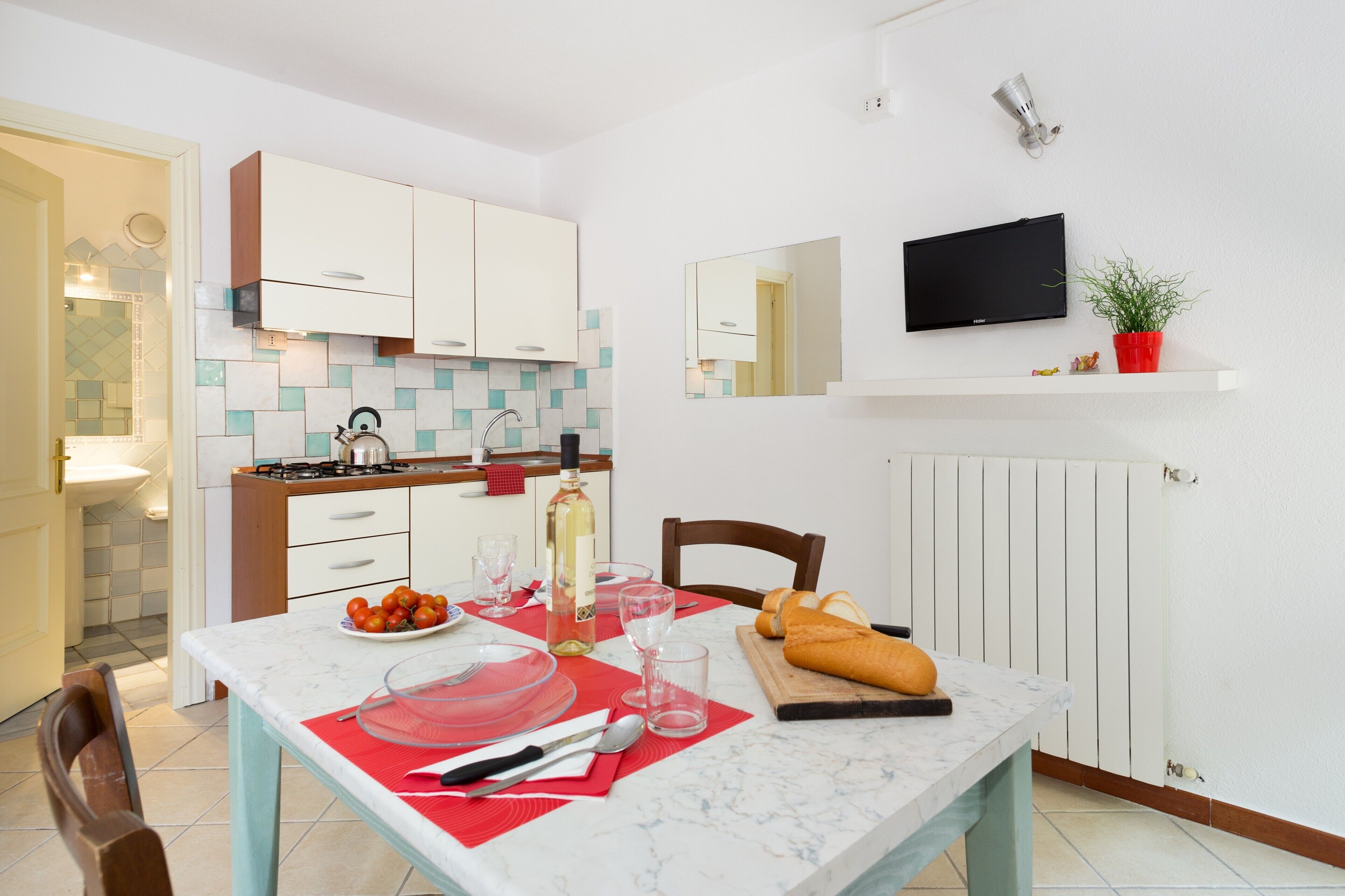 Frigorífico, microondas, placa de cocina y hervidor eléctrico