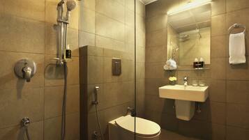 Shower, rainfall showerhead, free toiletries, hair dryer