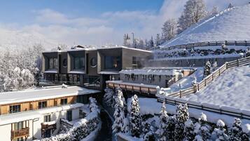 Una piscina techada, 2 piscinas al aire libre