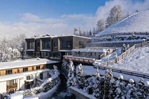 Innendørsbasseng, 2 utendørsbassenger og solsenger