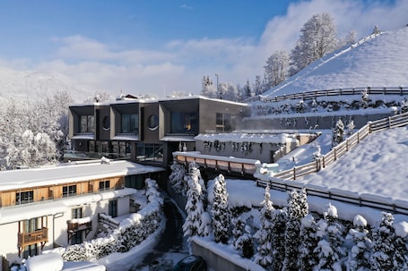 Innenpool, 2 Außenpools, Liegestühle. Sporthotel Wagrain