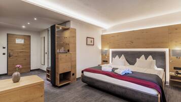 Standard Double Room | Hypo-allergenic bedding, minibar, in-room safe, desk