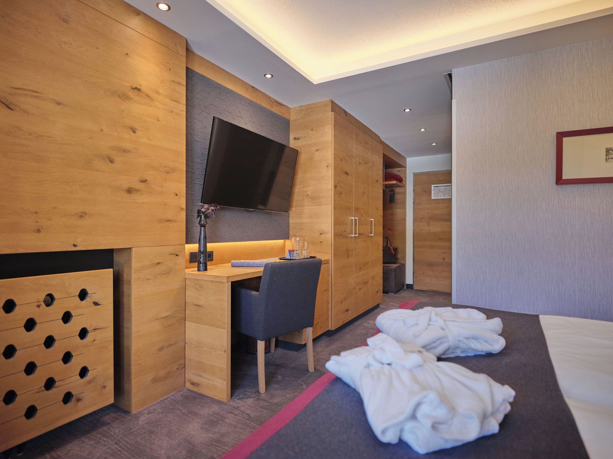 Standard Double Room | Hypo-allergenic bedding, minibar, in-room safe, desk
