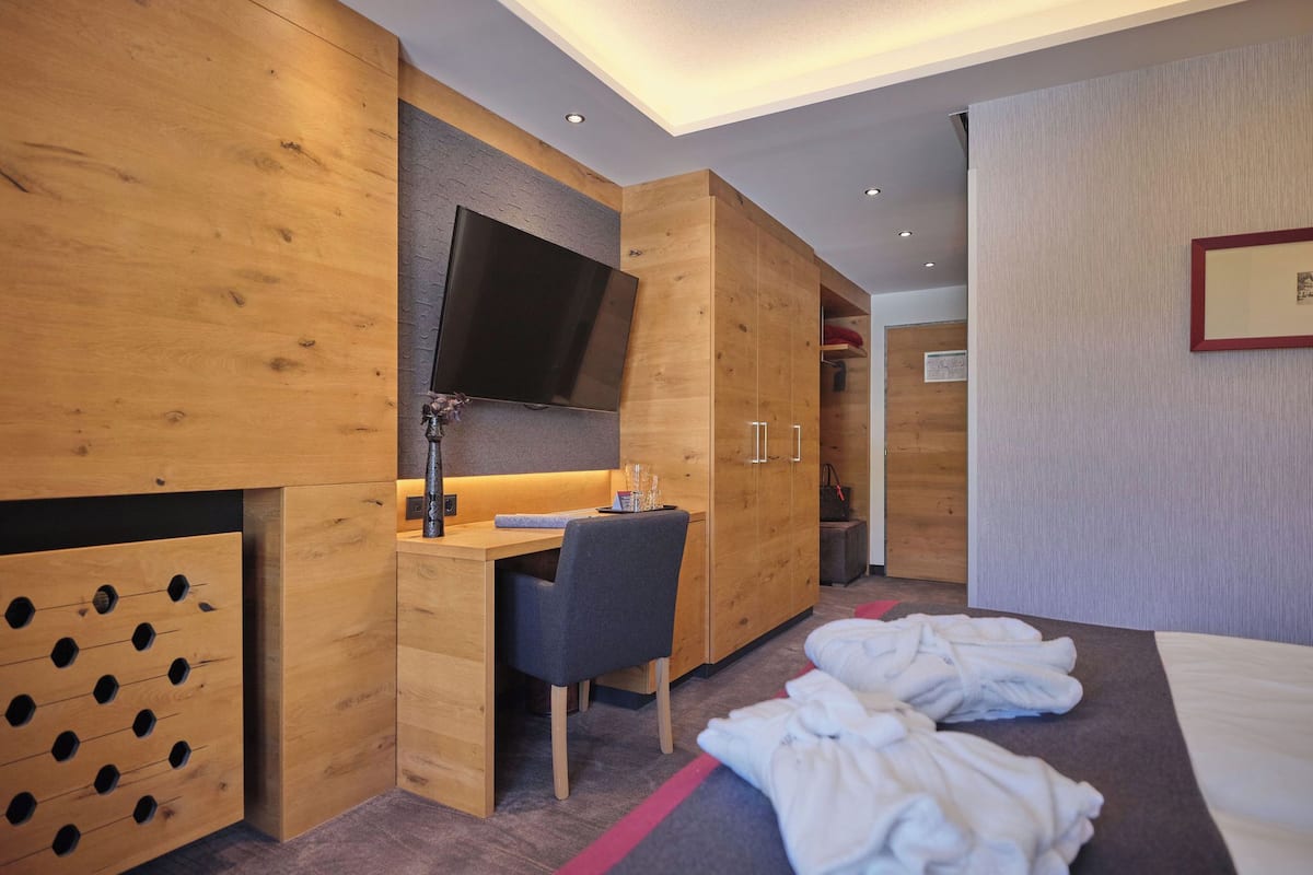 Standard Double Room | Hypo-allergenic bedding, minibar, in-room safe, desk