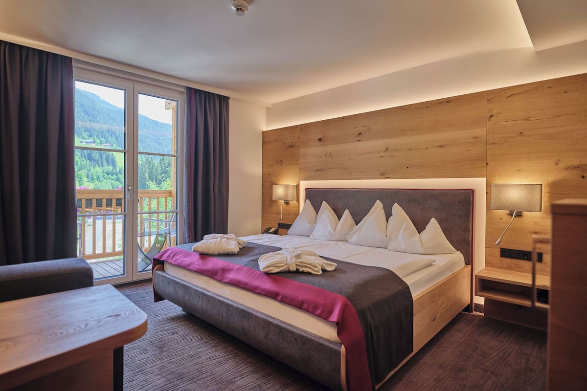 Deluxe Double Room | Hypo-allergenic bedding, minibar, in-room safe, desk