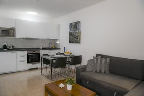 Kühlschrank, Mikrowelle, Ofen, Wasserkocher mit Kaffee-/Teezubehör