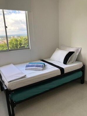 3 habitaciones, tabla de planchar con plancha, wifi y ropa de cama 