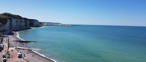 Plage à proximité, chaises longues