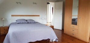 3 bedrooms, desk, iron/ironing board, free WiFi