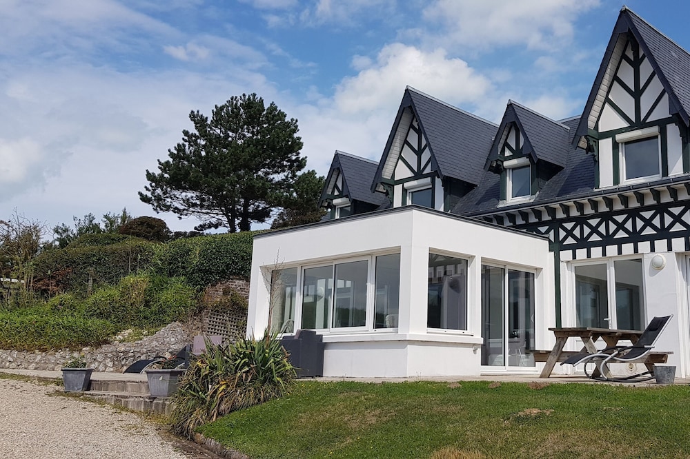 NORMANDY COTTAGE 5 PEOPLE FACING THE BEACH