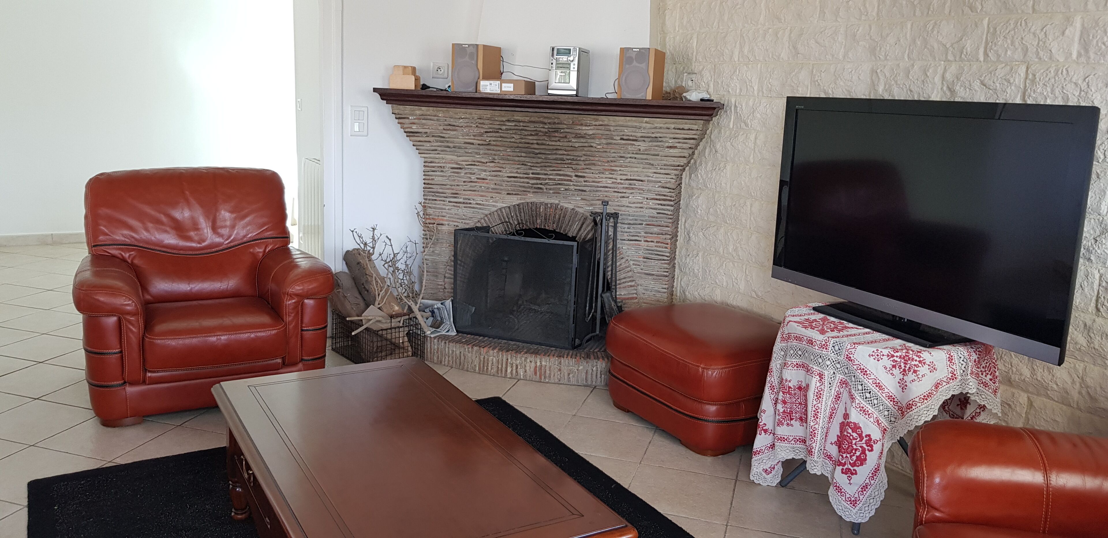 Televisor, llar de foc i llibres 