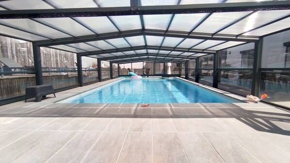 Innendørsbasseng og utendørsbasseng