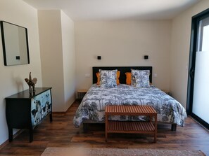 4 slaapkamers, een bureau, een strijkplank/strijkijzer, reisbedje