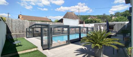Una piscina cubierta, una piscina al aire libre