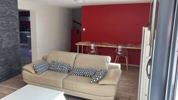 TV connectée, table de tennis de table, livres