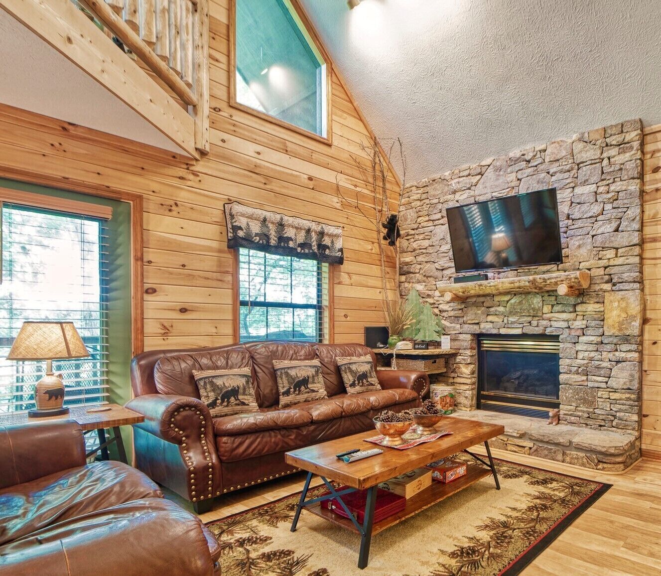 1 Mile From Pigeon Forge, Outdoor Fireplace Outdoor Pool Access-game Room & More - Pigeon Forge, TN