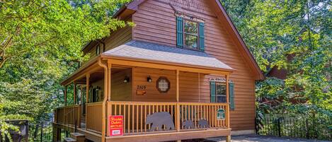 Pigeon Forge Cabin "Forest Hollow" - Cabin and parking area