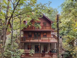 Exterior - 1 mile from Pigeon Forge, outdoor Fireplace Outdoor pool access-game room & More (Pigeon Forge)