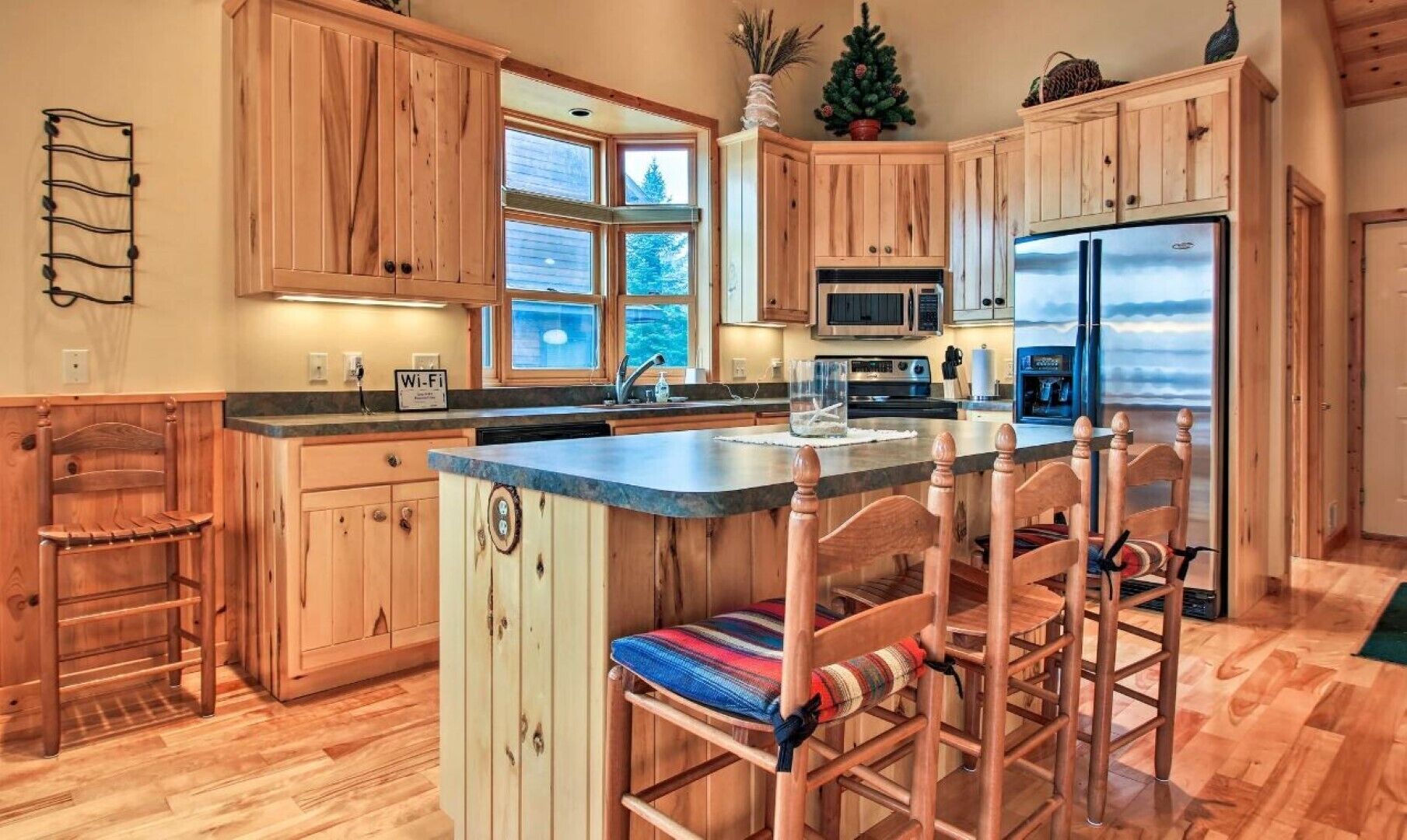 Large Bay Lake Lakefront Cabin w/Game Room & Water-View Deck, Dock and more…