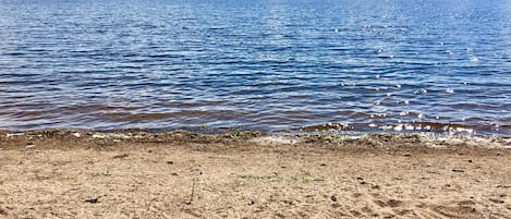 Rannalla, rantapyyhkeitä