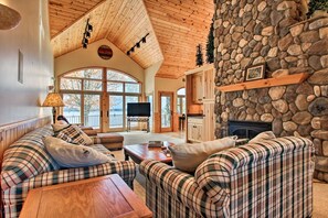 Smart TV, fireplace - Large Bay Lake Lakefront Cabin w/Game Room & Water-View Deck, Dock and more… (Deerwood)