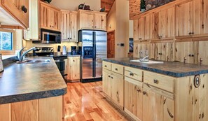 Fridge, microwave, oven, stovetop - Large Bay Lake Lakefront Cabin w/Game Room & Water-View Deck, Dock and more… (Deerwood)