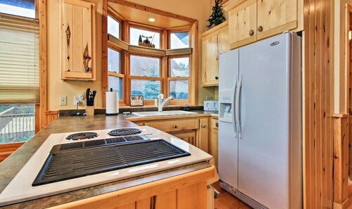 Bay Lake Cabin w/200ft of Lakefront, fun deck, private dock + woodfire sauna! 