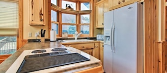 Bay Lake Cabin w/200ft of Lakefront, fun deck, private dock + woodfire sauna! 