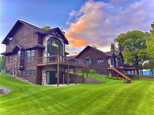 Bay Lake Cabin w/200ft of Lakefront, fun deck, private dock + woodfire sauna! 