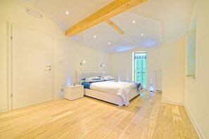 4 bedrooms, in-room safe, iron/ironing board, free WiFi