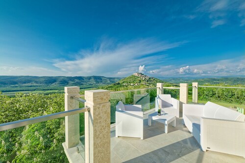 Villa Demetra with infinity pool,8 persons, spectacular view of Motovun