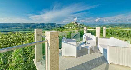 Villa Demetra with infinity pool,8 persons, spectacular view of Motovun