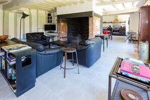 Televisio, takka, DVD-soitin