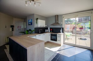 Een koelkast, een microgolfoven, een oven